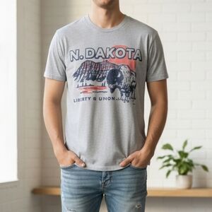 NWT North Dakota Bison Graphic T-Shirt - Gray - Medium